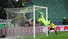 Полупразен стадион за мача на годината