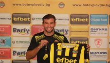 В Ботев вдигнаха ръце от чужденец, не знаят как да го изгонят