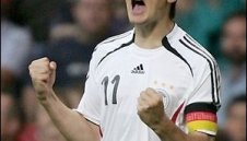 Германия почти се класира за ЕВРО 2008 след 2:0 над Уелс в Кардиф