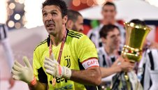 1000 души посрещат Буфон в Парма