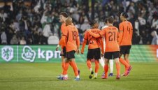 Легендата Шави извика Ван Дайк, но би шута на Мемфис Депай