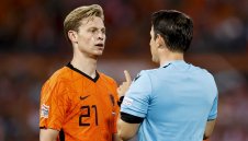 Де Йонг с удар по Барса и Юнайтед