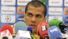 Дани Алвеш: Меси не получава достатъчно подкрепа от сънародниците си