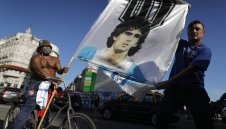 Барселона и Бока Хуниорс ще играят в памет на Марадона 