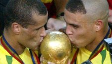 Ривалдо изигра официален мач редом до сина си