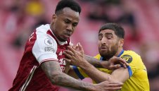 Защитник на Арсенал не се даде на крадци с бухалки