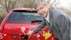Арсенал изрисува фен-автомобил с весели шаржове
