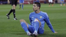 Роналдо играе с болки в коляното