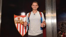 Чичарито е в Испания, подписва със Севиля