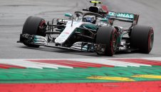 Ботас изненада фаворитите и спечели полпозишън в Австрия