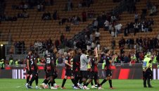 Милан би за финал, феновете скочиха на ръководството