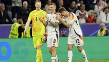 Спира ли с футбола? Нойер изплю камъчето