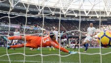 Австрийски "чук" счупи главата на Челси + ВИДЕО