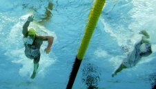 Грант Хакет отново се хвърля в басейна