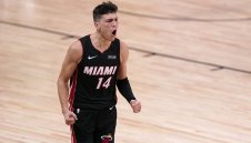 Новобранец избухна с 37 точки, Маями докосва финала в НБА