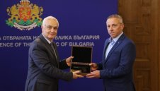 Признание! Министърът на отбраната отличи Илиан Илиев