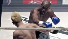 Изненада: Флойд Мейуедър не успя да нокаутира влогър