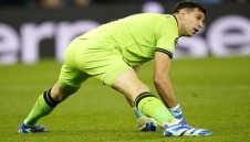 Емилиано Мартинес отново го направи: Доказа, че е №1 при хващането на дузпи