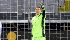 Нойер ще продължава да стряска нападателите