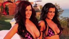 Палави близначки танцуват в скута на Ашли Коул