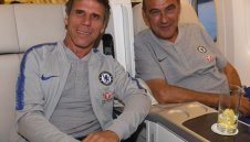 Сари ще убеждава Куртоа и Азар да останат