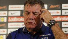 Официално: Англия би шута на Подкупния Сам