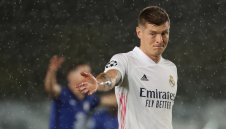 Тони Кроос има да си връща на Челси