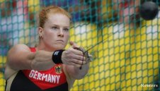 Рекордьорката в хвърлянето на чук също се изложи