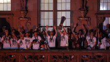 Айнтрахт наби Барса, грабна Лига Европа и... потъна с 32 милиона