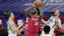 Шоу на Ембийд и Филаделфия взе дербито с Юта