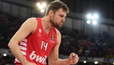 Везенков избухна след почивката, а Олимпиакос подчини шампиона