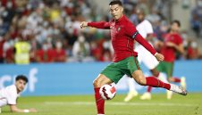 По навик: Роналдо строши още два рекорда