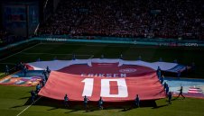 Съпругата на Ериксен помоли за спокойствие