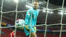 Куриоз: Нойер е изправен пред рекорд и антирекорд