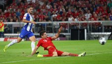 И дузпа не помогна: Байерн се подхлъзна в Мюнхен на старта на новия сезон + ВИДЕО