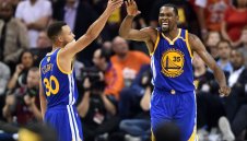 Неудържим! Голдън Стейт докосва титлата след 118:113
