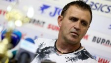 Фенове на Локо изригнаха срещу Акрапович: Мишок, залезът ти започва от Ловеч!