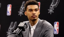 Упс! Охрана прасна Бритни Спиърс докато опитваше да се снима с Уембаняма