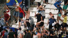 Двама фенове на Англия остават в кома