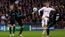 УЕФА няма да наказва Каземиро за комичната му симулация + ВИДЕО