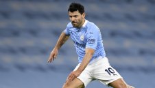 Кун е с единия крак на "Ноу Камп"