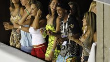 Роналдиньо: Ще реша за кариерата си след карнавала в Рио