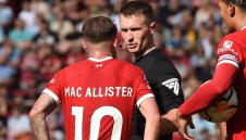 Червените спасиха Алексис от 3 мача наказание