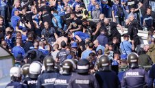 Ужас на Вечното дерби: Фенове на Левски нахлуха на пистата