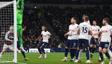 Голям бой между фенове на Тотнъм и Уест Хям 