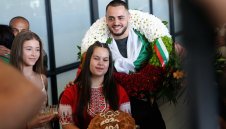 Насар и гаджето му от ансамбъла разпускат в Гърция + СНИМКИ
