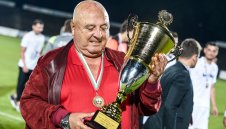 Венци Стефанов за Бандаловски: Акълът му стига да не си размени обувките