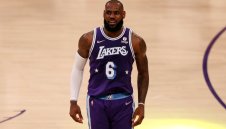 ЛеБрон подписва рекорден договор с ЛА Лейкърс