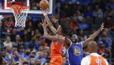 Какво става с Голдън Стейт? Тъндър разби здраво Уориърс