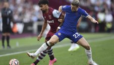 Подозират халф на Уест Хям, че нарочно си е просил картони